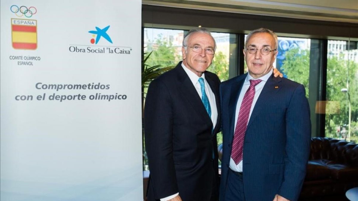 El presidente de la Fundación Bancaria La Caixa, Isidre Fainé, posa junto al presidente del COE, Alejandro Blanco.-MÁXIMO GARCÍA DE LA PAZ
