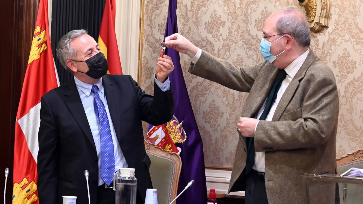 El catedrático de Historia del Arte de la Universidad de Burgos (UBU), René Jesús Payo (I), fue elegido hoy nuevo director de la Institución Fernán González, tomando el relevo en el cargo a José Manuel López. ICAL