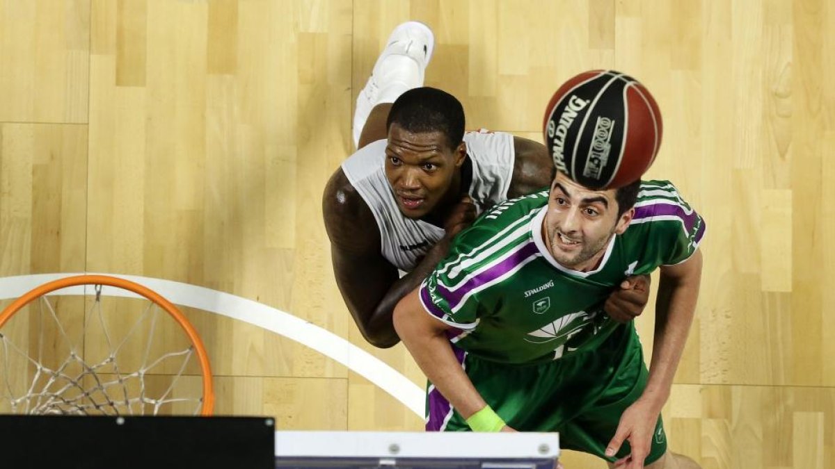 Thomspon lucha por un rebote con el jugador del Unicaja Shermadini.-ACB PHOTO / M. POZO