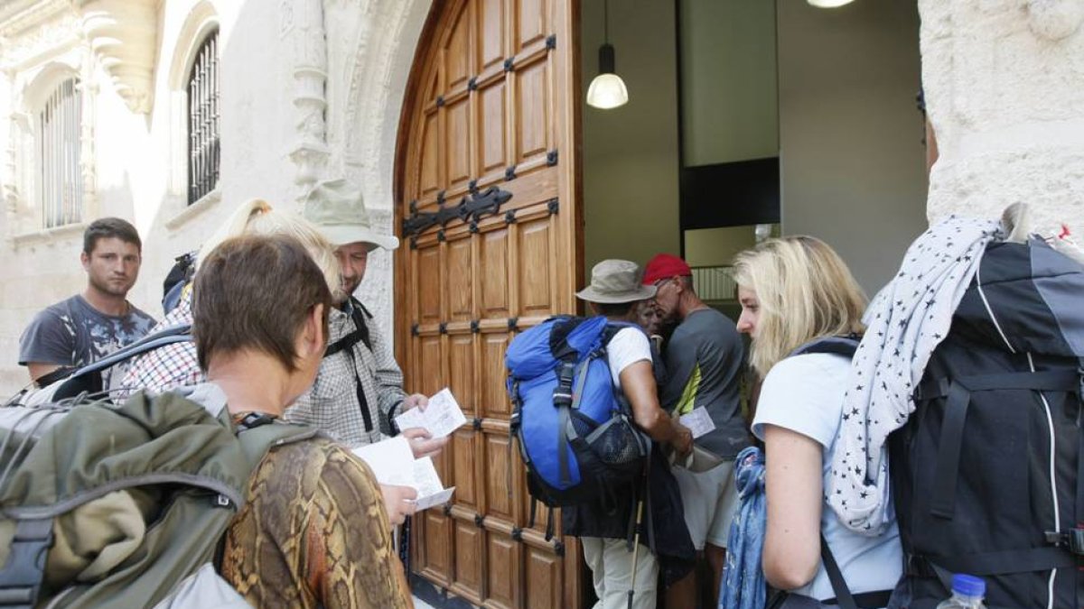 Peregrinos entrando en el albergue.-Raúl G Ochoa