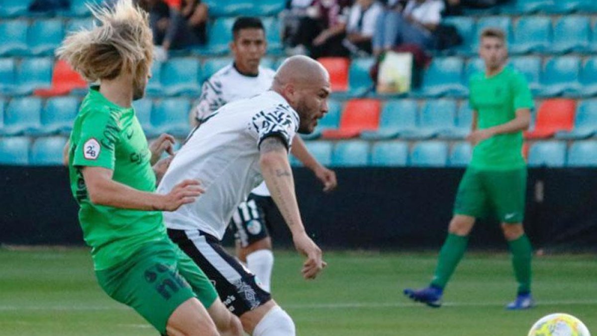 Gastón Machín presiona a un jugador del Salmantino durante el encuentro de ayer en El Helmántico.-BURGOS CF