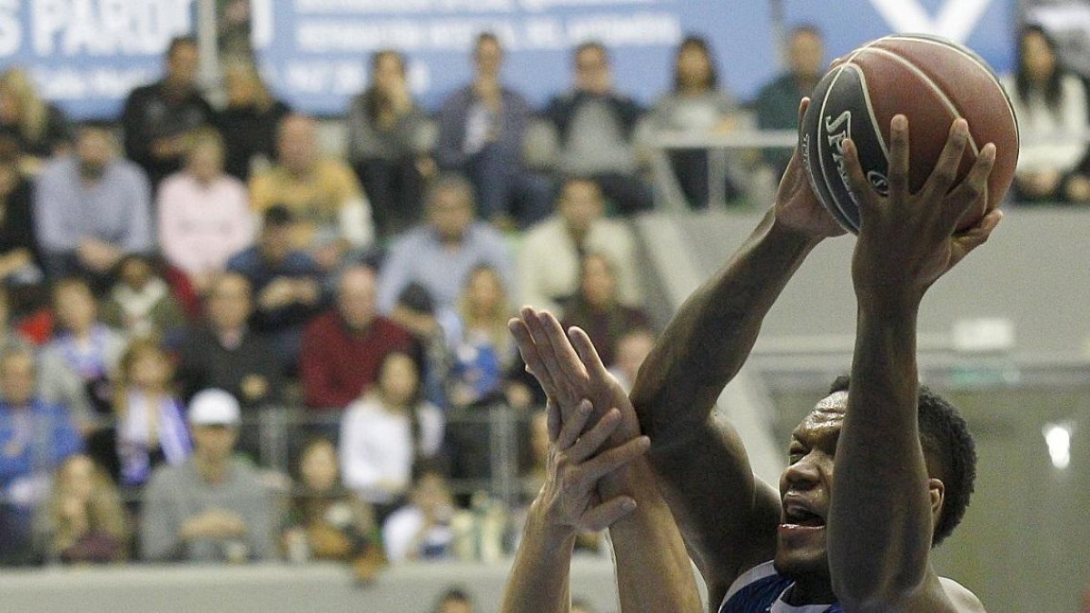 Thompson lanza en posición forzada ante San Emeterio.-SANTI OTERO