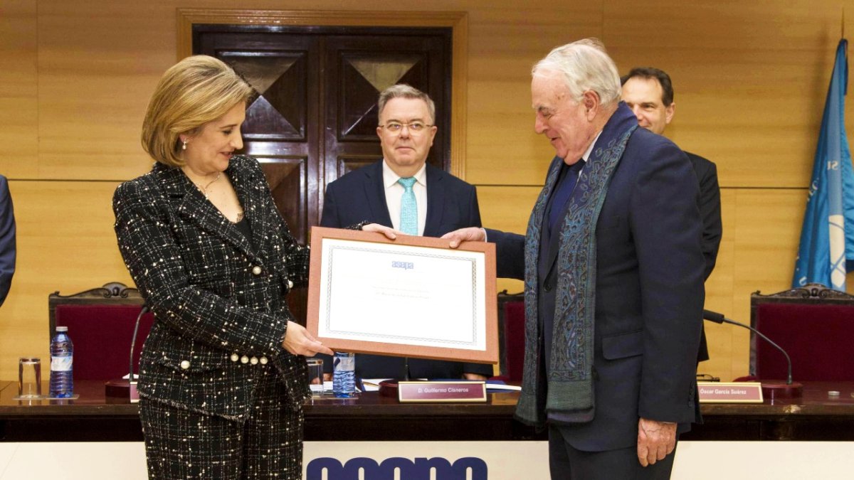 Mari Paz Robina recibió el diploma como ‘Personaje Ilustre de la Automoción Española’ de manos de Francisco Aparicio, presidente de ASEPA. ECB