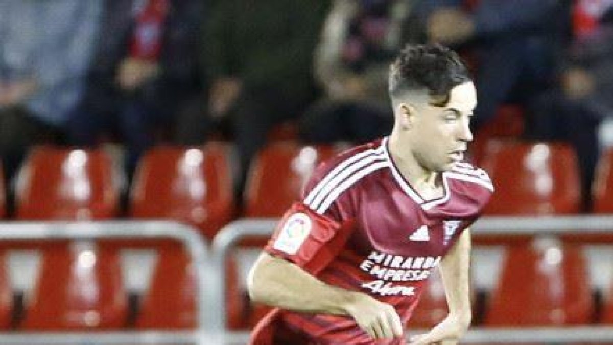 Pedro Martín, el autor del gol rojillo, avanza con el esférico durante el choque de ayer ante el Córdoba.-LFP