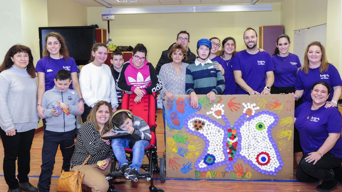 Padres y madres, niños con síndrome Dravet y voluntarias de Apapacha Ocio Inclusivo, ayer, en el Creer. / ISRAEL L. MURILLO