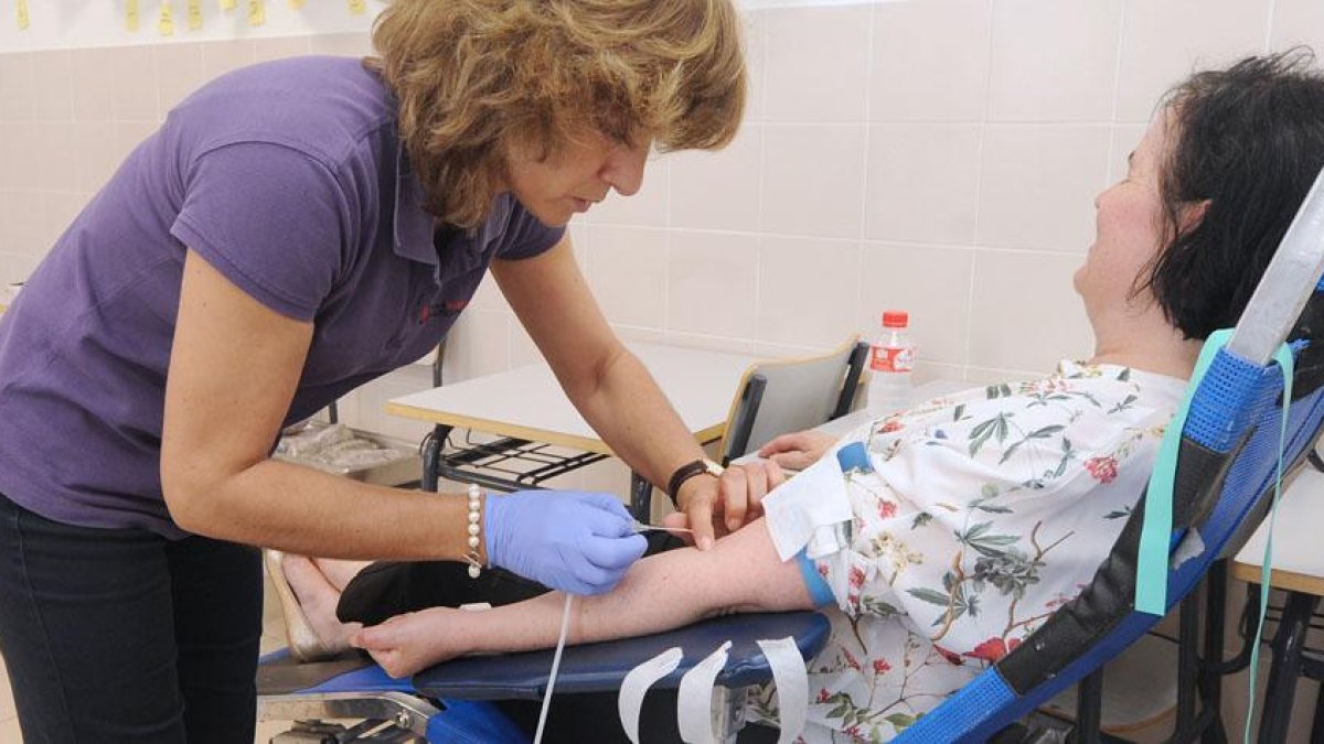 Una mujer dona sangre en una colecta extraordinaria en el Centro Público Integrado de Formación Profesional La Flora.-ISRAEL L. MURILLO
