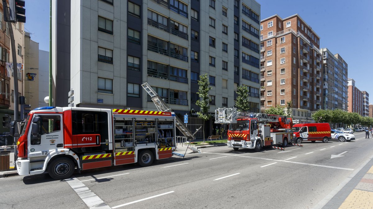 Imagen de dotaciones de Bomberos en la entrada del edificio. SANTI OTERO