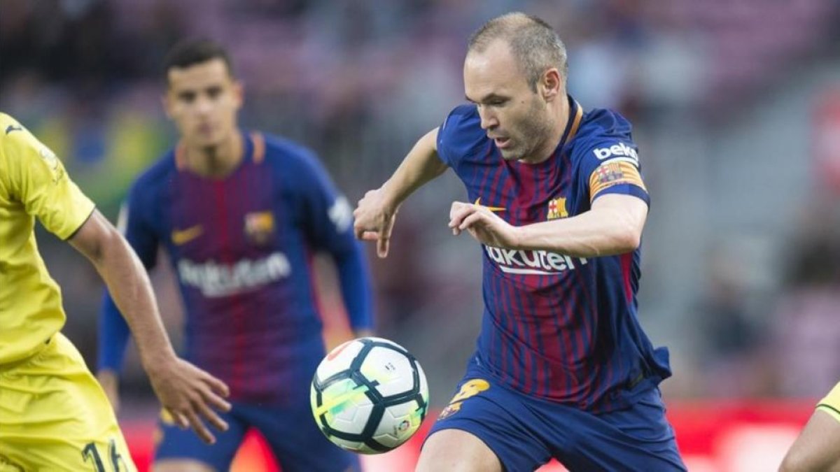 Iniesta, durante una jugada del partido ante el Villarreal-JORDI COTRINA