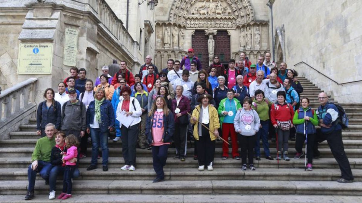 Peregrinos de las asociaciones de Miranda y Burgos, profesionales de Aspodemi y Asodemi, usuarios y sus familias participaron en la ruta.-RAÚL G. OCHOA