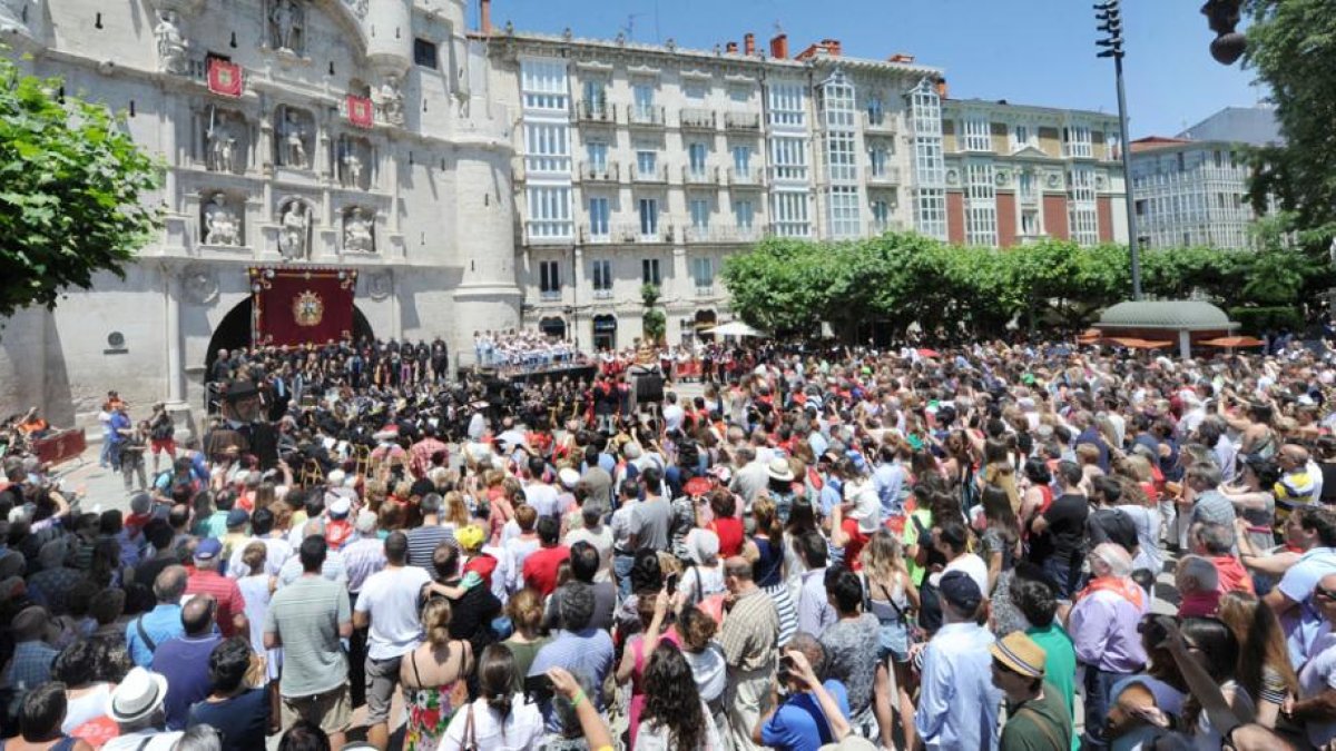 Cientos de personas se congregaron, ayer, frente al Arco de Santa María para entonar el Himno a Burgos.-ISRAEL L. MURILLO