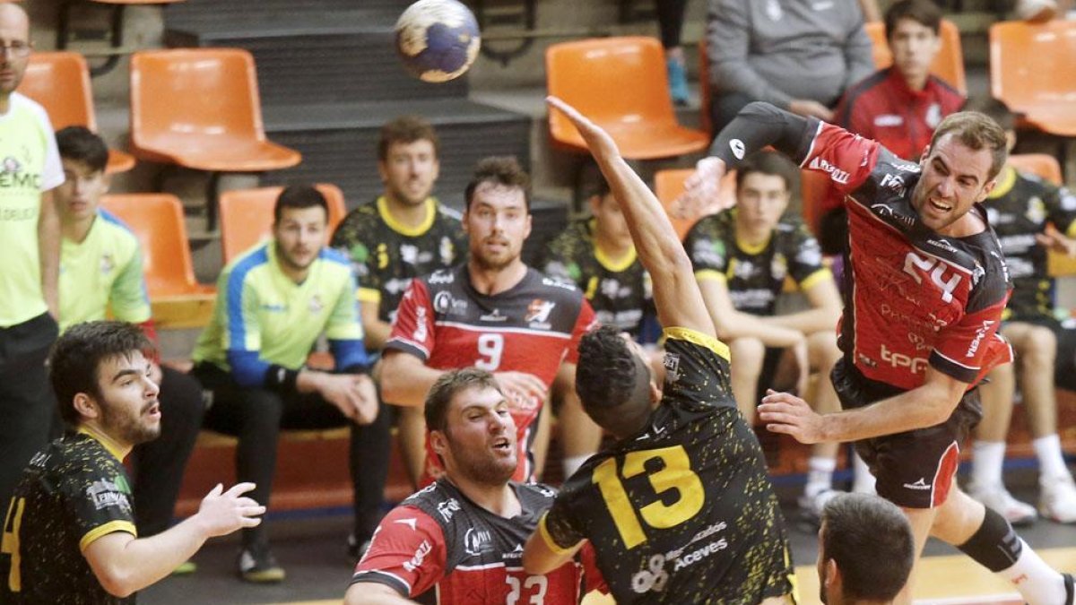 Rodríguez busca el lanzamiento lejano en un lance del partido de ayer en El Plantío.-SANTI OTERO