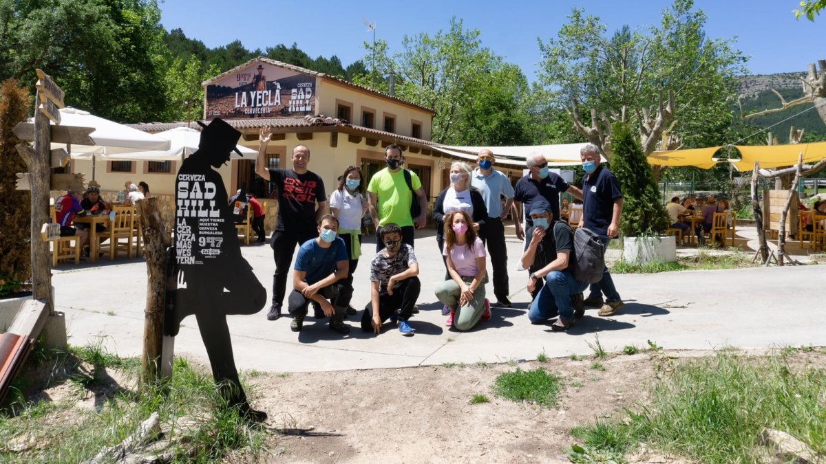 Integrantes del proyecto El Valle Digital, en La Yecla, tras visitar el cementerio de Sad Hill. EL VALLE DIGITAL