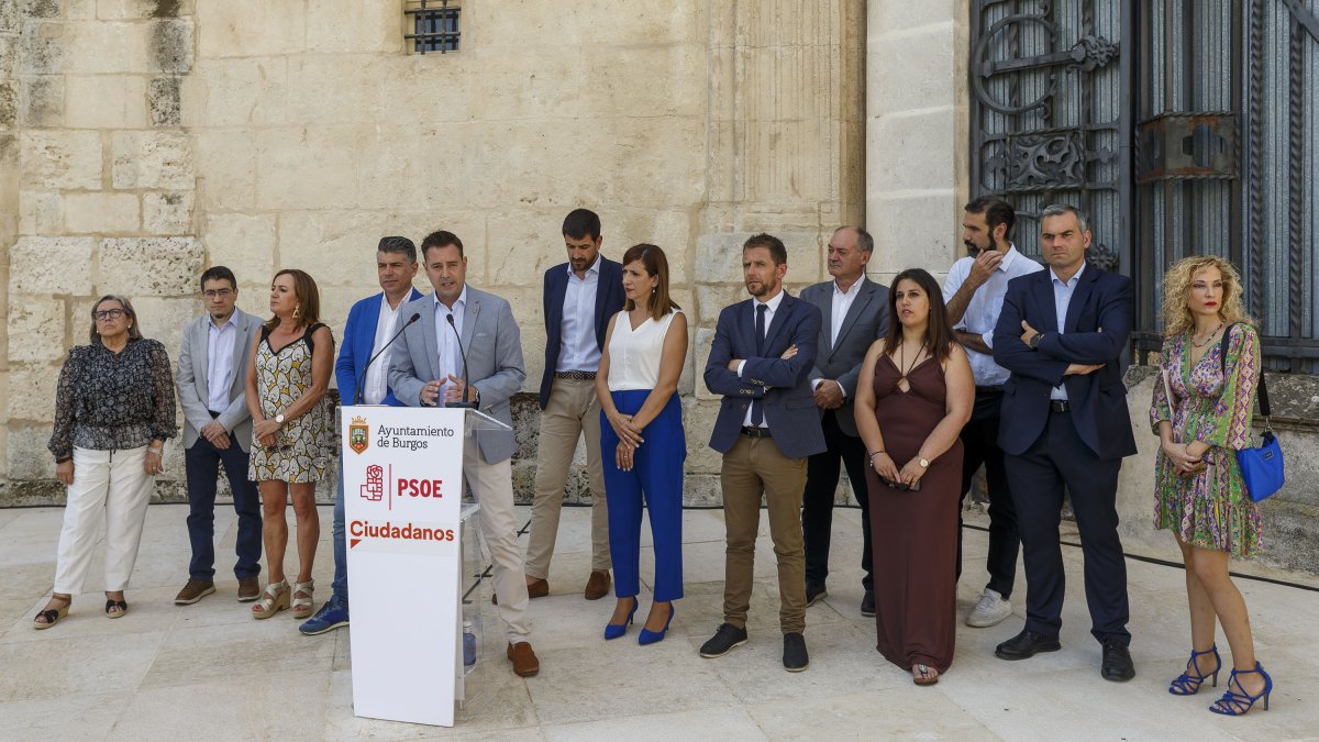 El equipo de Gobierno, casi al completo, durante el balance de tres años al frente del Ayuntamiento. SANTI OTERO
