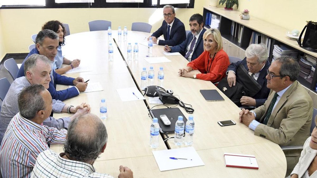 Consejera y responsables del Área de Salud de Burgos en un momento de la reunión mantenida ayer.-SANTI OTERO