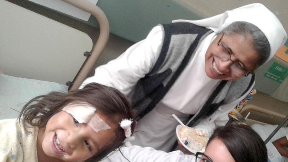 Eva Ruiz junto a una de las hermanas de la Congregación del Huerto y una niña hospitalizada en Potosí.-ECB