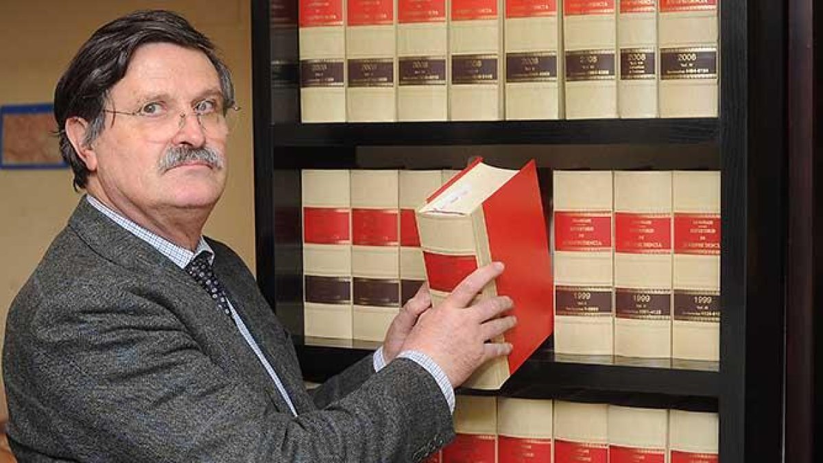Miguel Ángel Alonso posa en el despacho que tiene en la capital burgalesa.-ISRAEL L.MURILLO