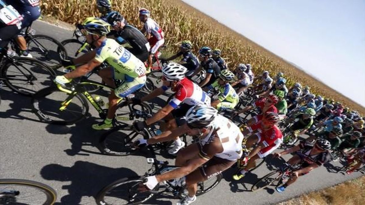 El pelotón de la Vuelta, en su última edición.-EFE / JAVIER LIZÓN