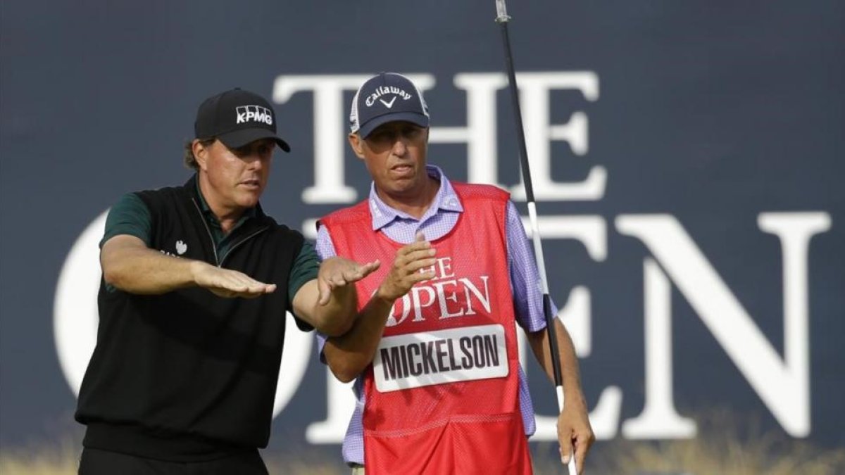 Mickelson habla con su cadi en el hoyo 18 de Royal Troon-MATT DUNHAM / AP