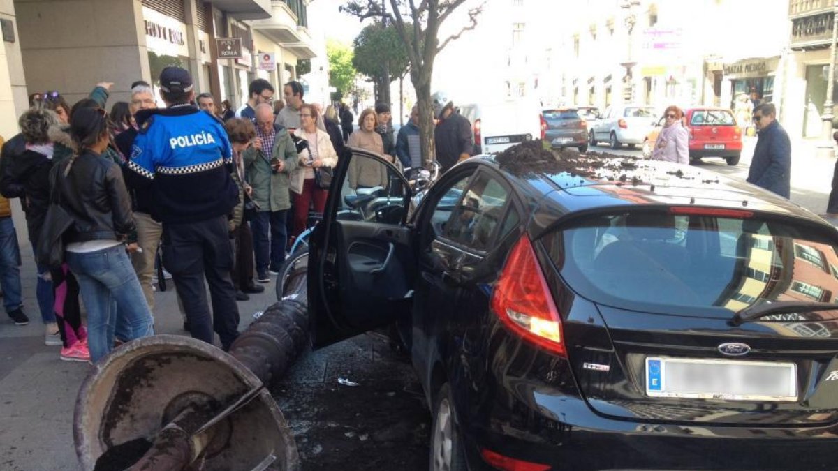 El coche se subió a la acera y se estampó contra la farola derribándola.-I. L. M.