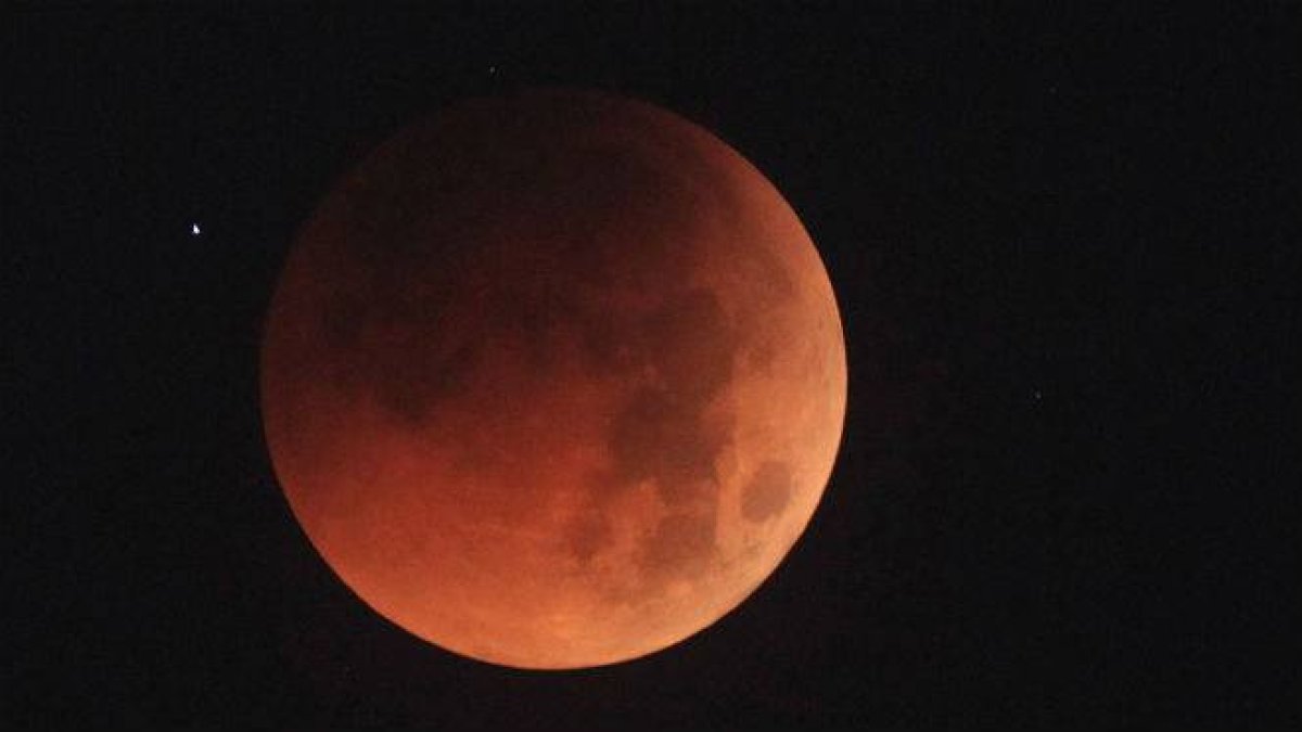 La luna adquiere un carácterístico color rojizo.-NASA