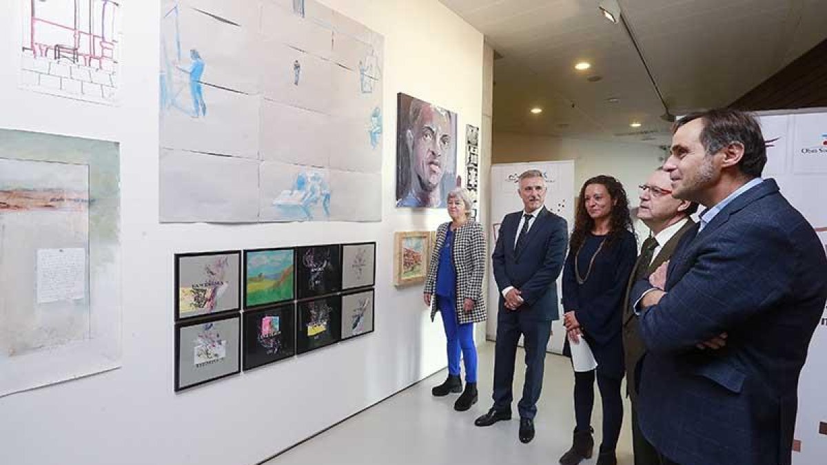 Chus Klett, Marcos Cereijo, Cristina García, Fulgencio Villafáfila y Antonio Arranz miran algunas de las obras de la muestra en el CAB.-Raúl Ochoa