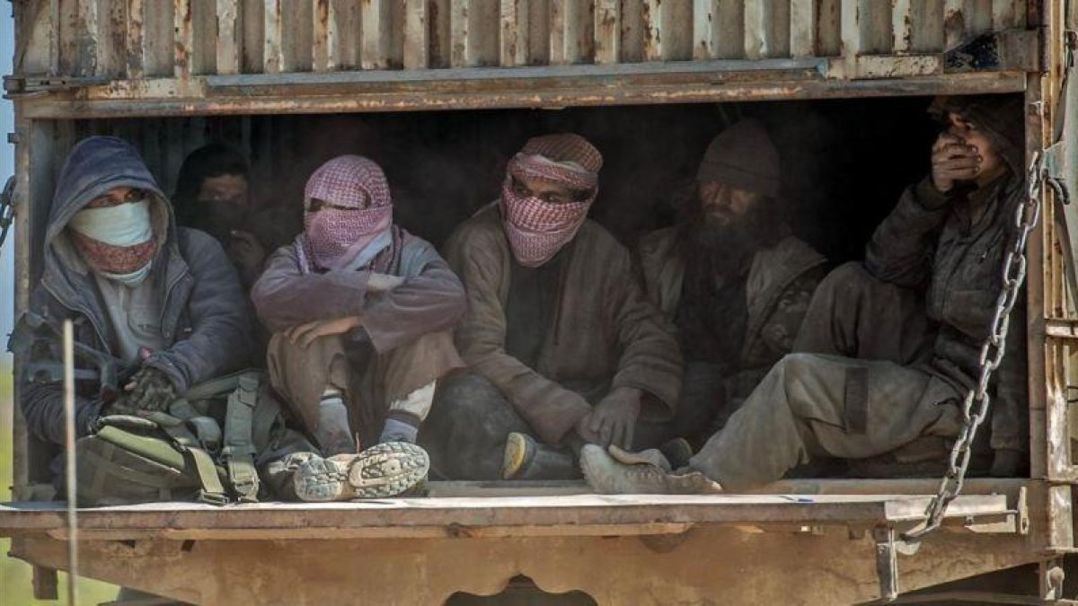Traslado de yihadistas del Estado Islámico tras rendirse en Baghouz.-AFP