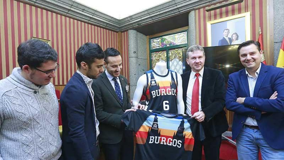 Representantes políticos y miembros del club posan con la nueva equipación del San Pablo, ayer.-RAÚL OCHOA