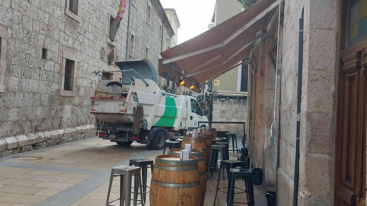 Un camión de recogida de residuos circulando pasadas las tres de la tarde por la calle San Lorenzo.