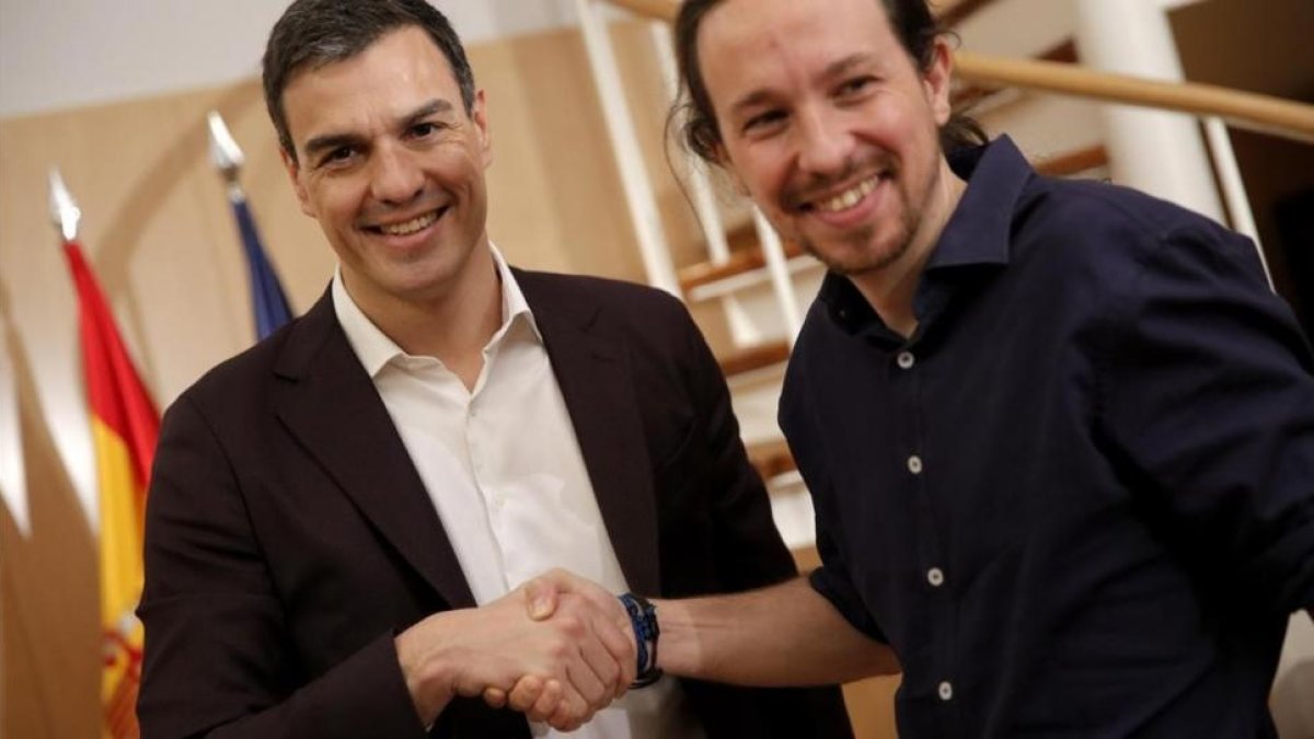 El líder del PSOE, Pedro Sánchez, junto al secretario general de Podemos, Pablo Iglesias, en su última reunión en el Congreso.-JOSE LUIS ROCA