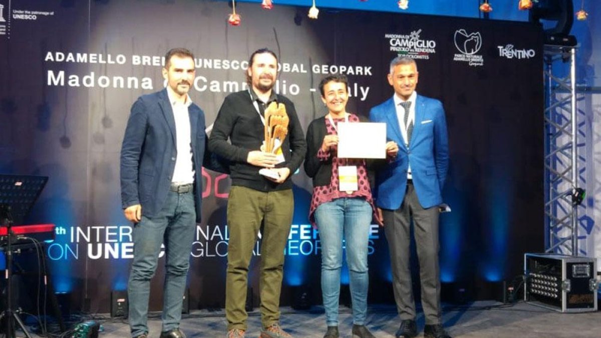 Karma Salman y José Angel Sánchez (ambos en el centro), recogieron el premio ayer en Italia.-ECB