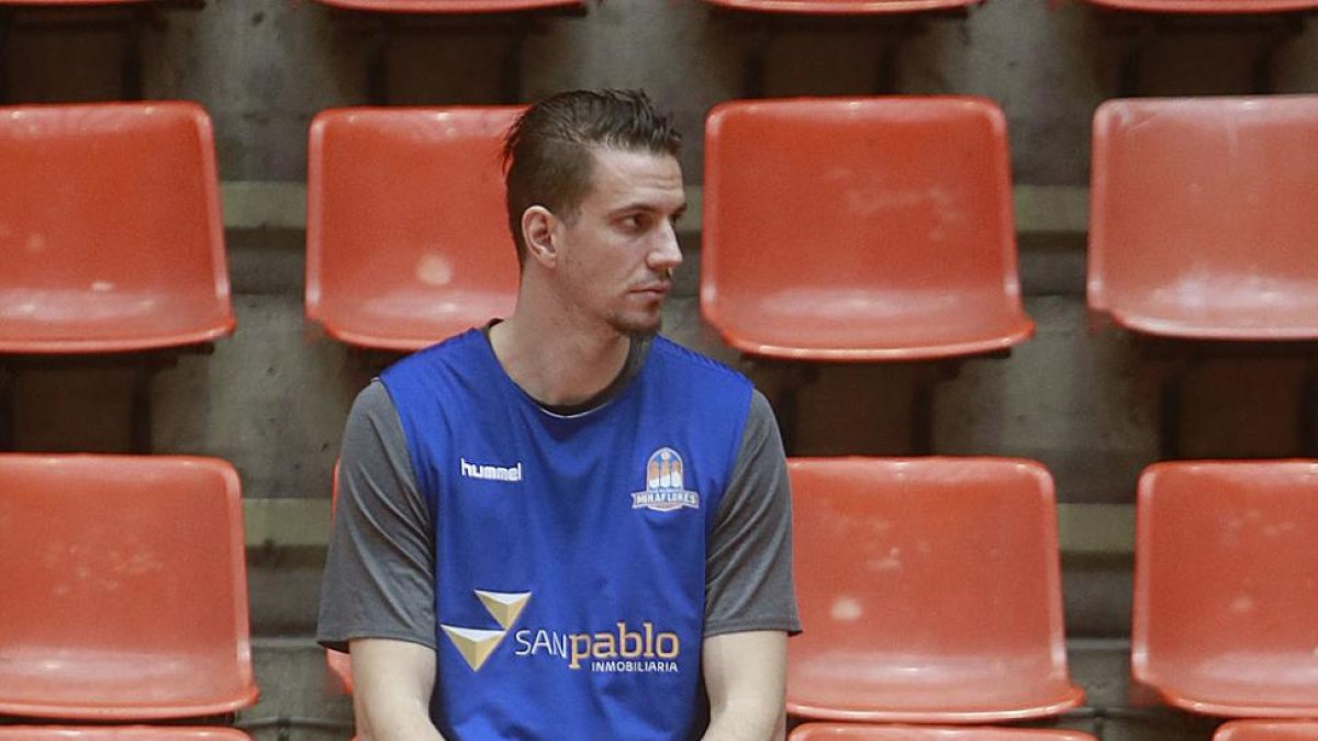 Toncinic observa a sus compañeros durante un entrenamiento.-RAÚL OCHOA