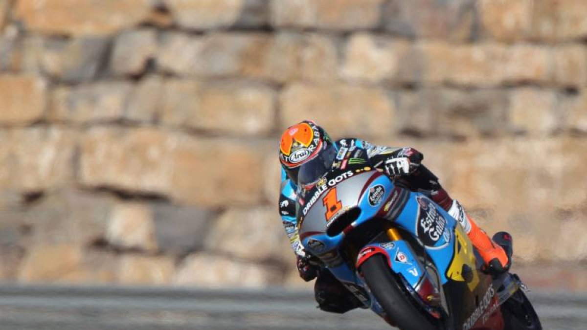 El piloto español Tito Rabat (Estrella Galicia) durante la tercera sesión de entrenamientos de Moto2.-EFE