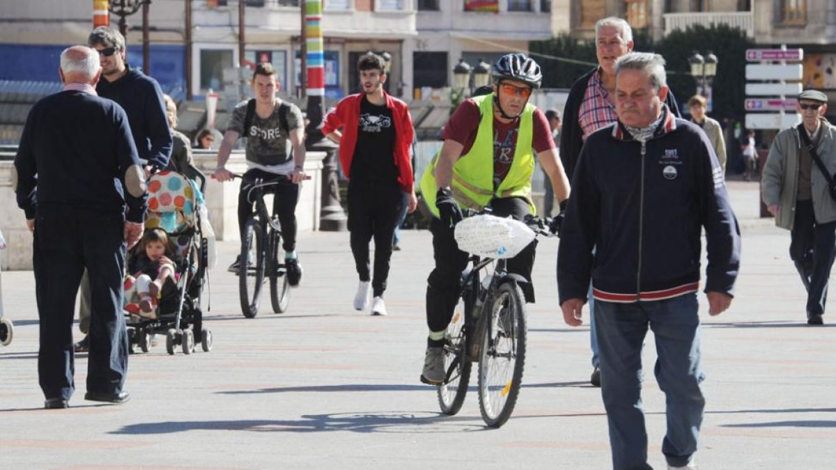 Dos ciclistas circulan entre peatones en la capital burgalesa.-ISRAEL L. MURILLO