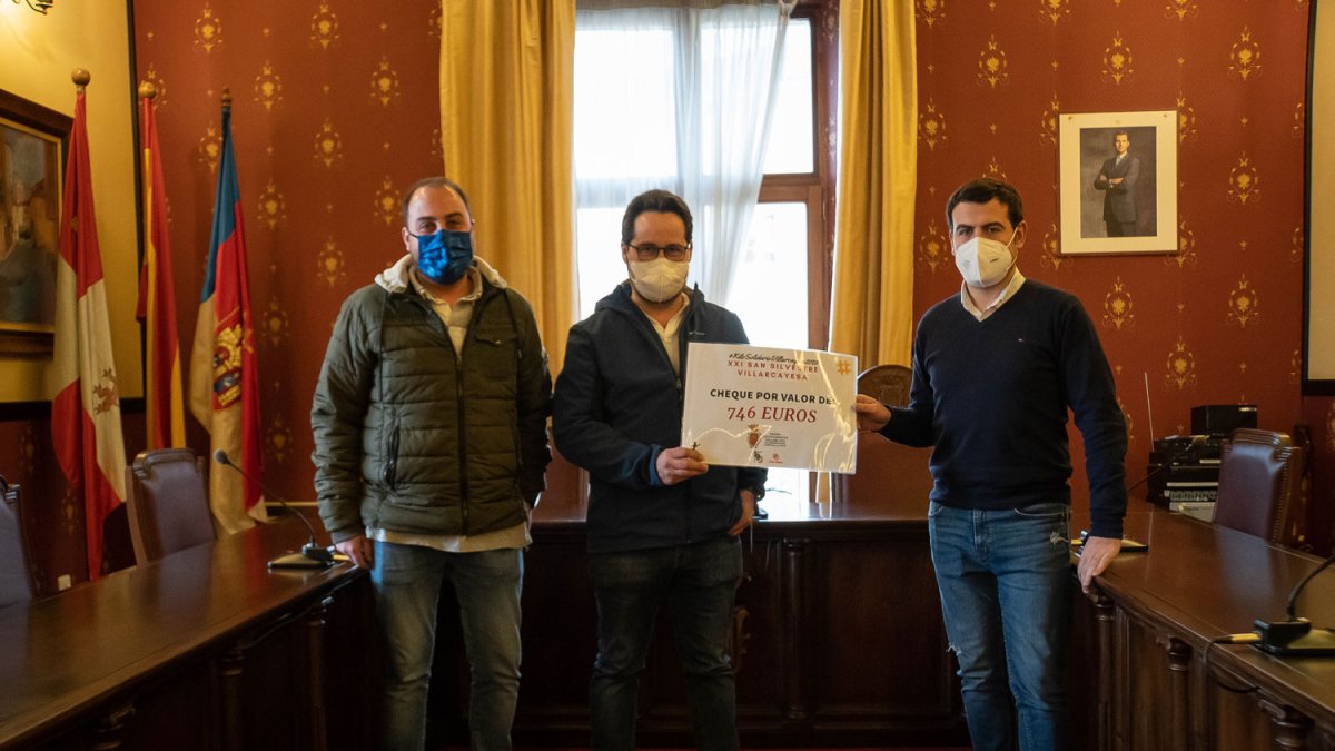 Los responsables municipales entregaron ayer el cheque a Cáritas Merindades. ECB