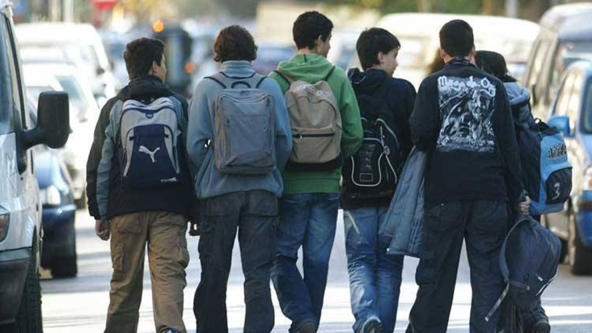 Adolescentes a la salida de clase.-ARCHIVO