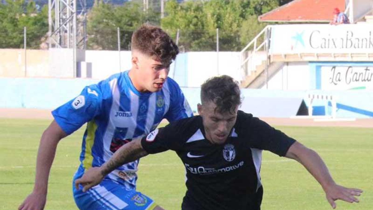 El jugador del Burgos CF Juanma intenta escaparse por velocidad, ayer.-BURGOS CF