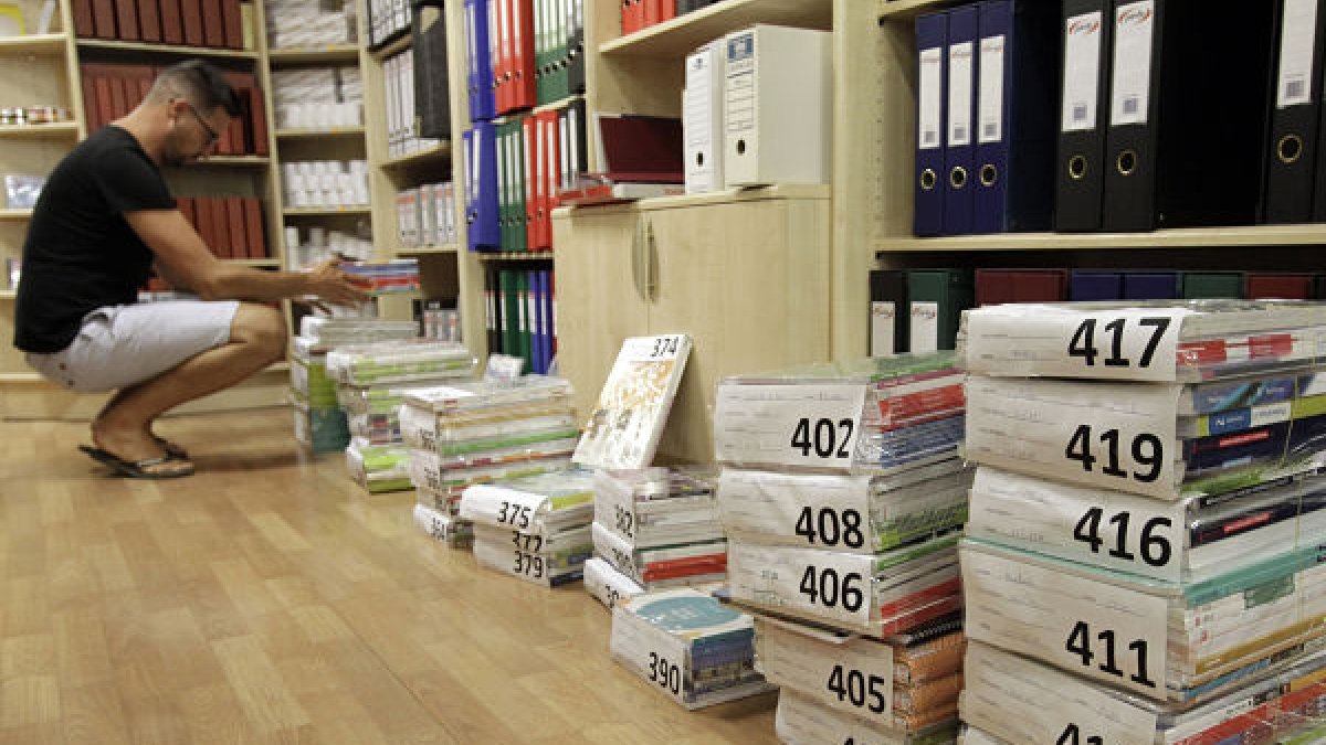 El gasto en material escolar y libros para arrancar el curso se realiza en estas semanas. MARIO TEJEDOR