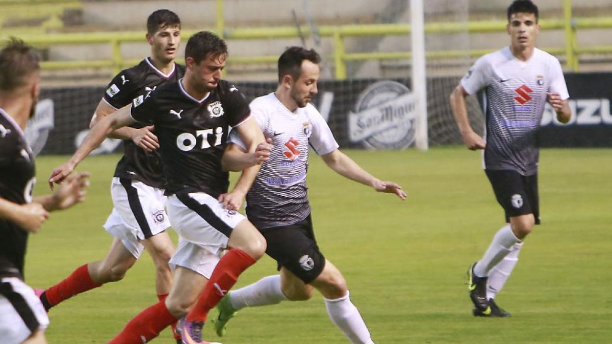 Carlos Álvarez trata de alcanzar un balón perseguido por un jugador del CD Vitoria-Raúl G. Ochoa