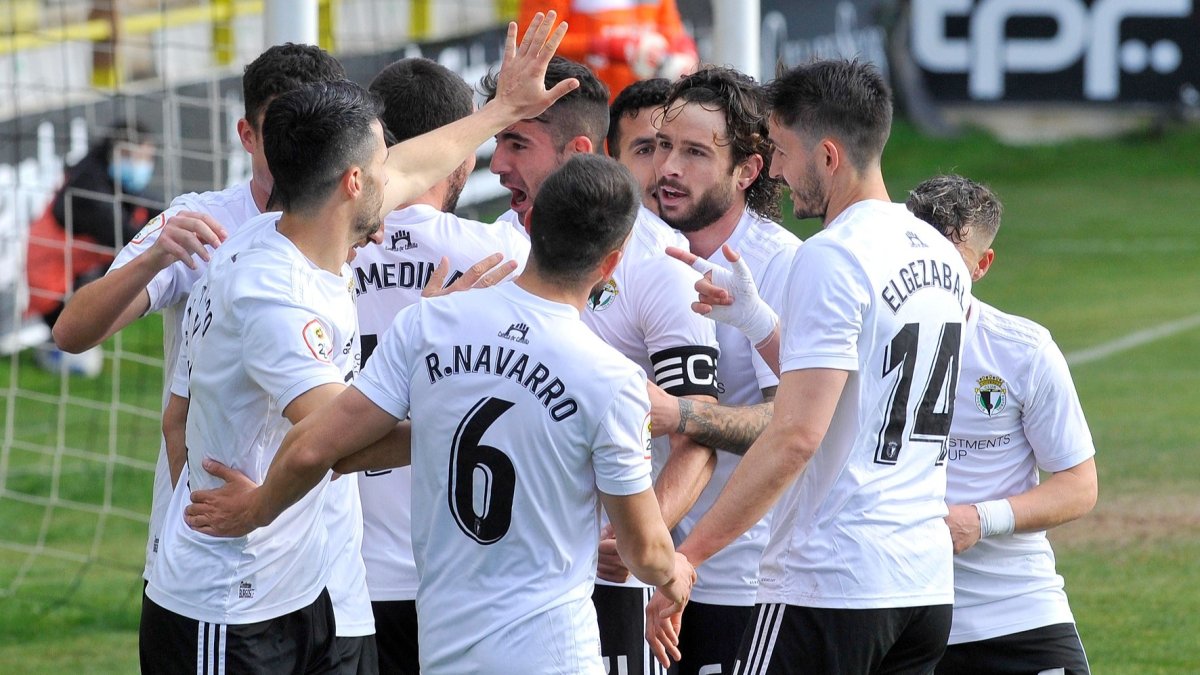 Los jugadores del Burgos celebran un gol. SANTI OTERO