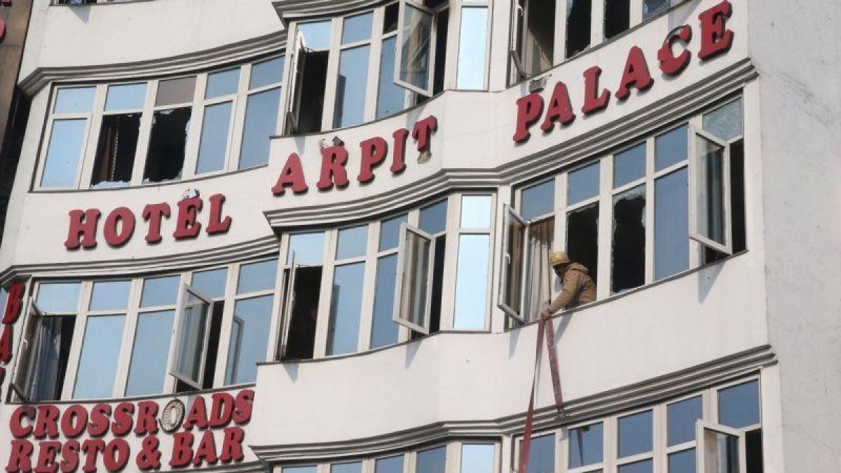 Un bombero realiza labores de resctar tras el incendio en el Hotel Arpit en Nueva Delhi.-EPA