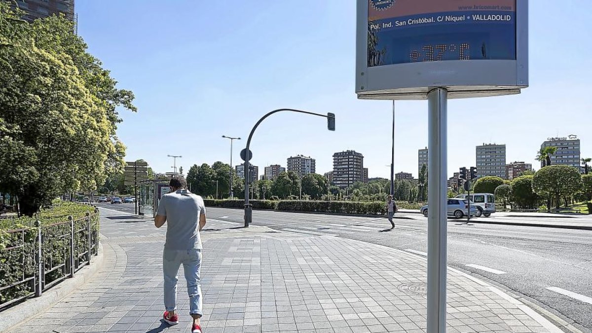 Termómetro en la Plaza de Poniente de Valladolid.-MIGUEL ÁNGEL SANTOS