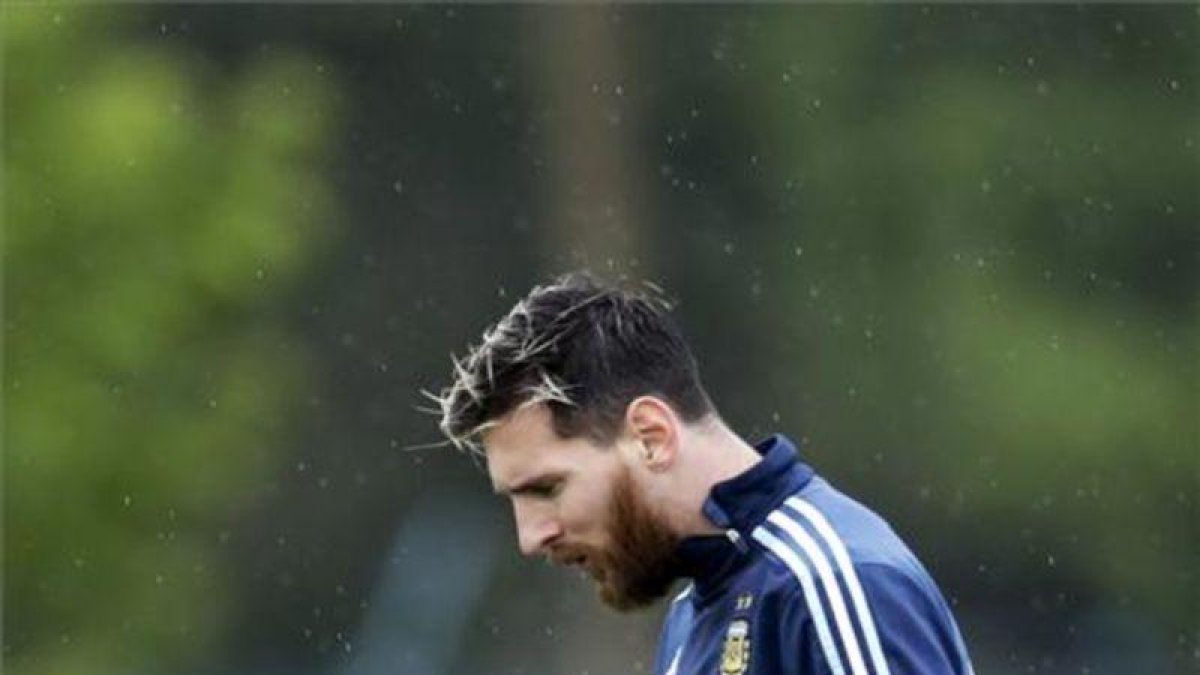 Leo Messi no tendría claro si renovar por el Barça, club con el que tiene contrato hasta 2018.-EL PERIÓDICO