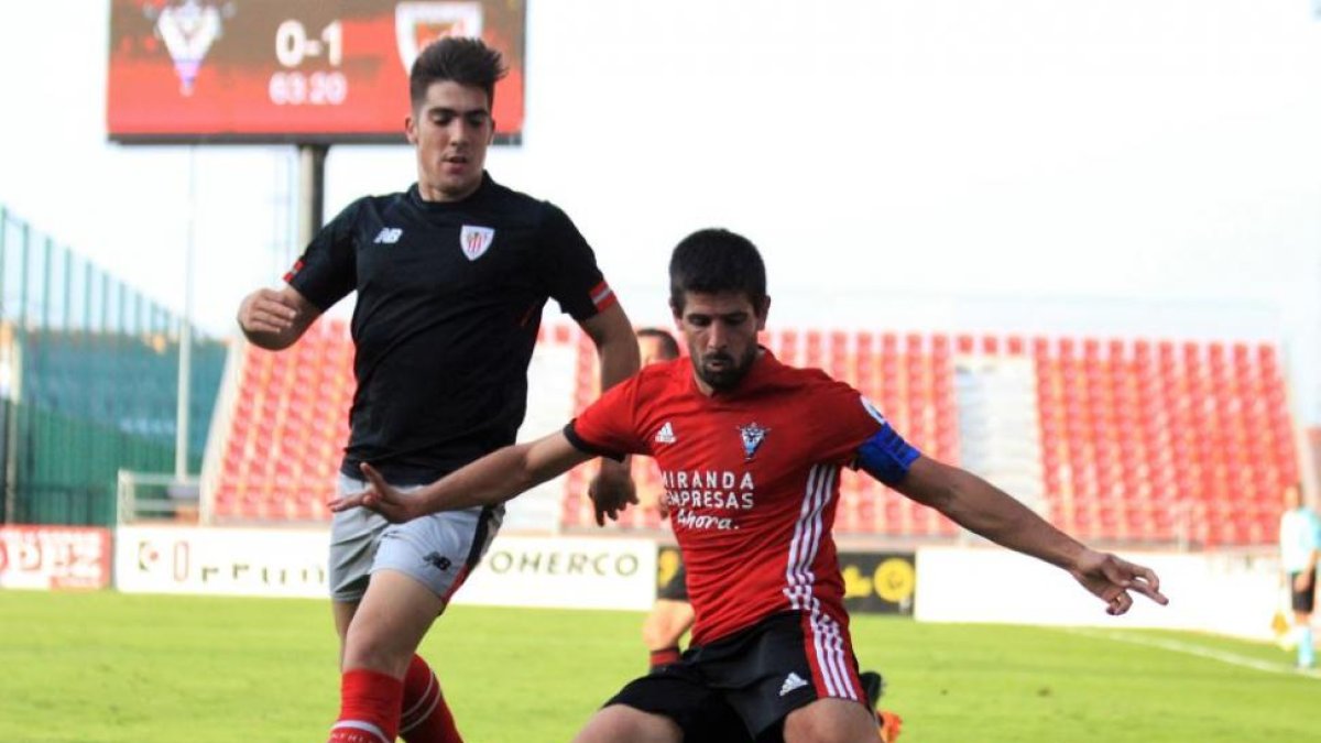 Gorka Kijera se dispone a centrar en presencia de un jugador del Athletic B.-Alfonso G. Mardones