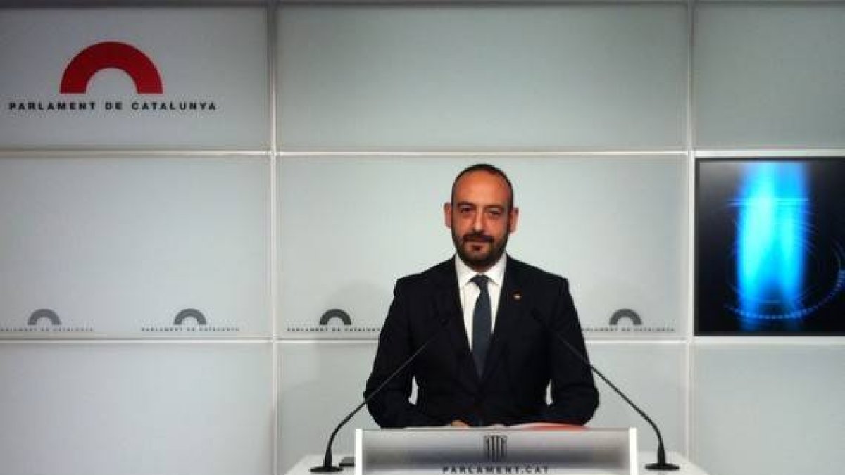 Jordi Cañas, en una rueda de prensa en el Parlament.-EFE