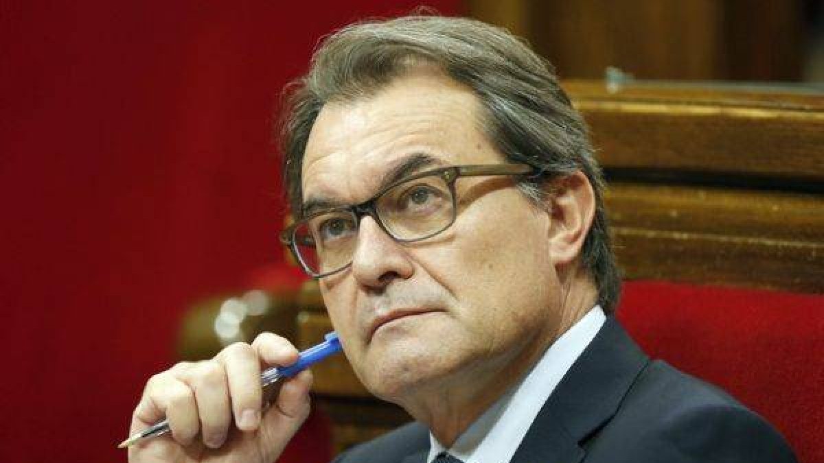 El presidente de la Generalitat, Artur Mas, durante una sesión de control al Govern del Parlament.-Foto: EFE / ANDREU DALMAU