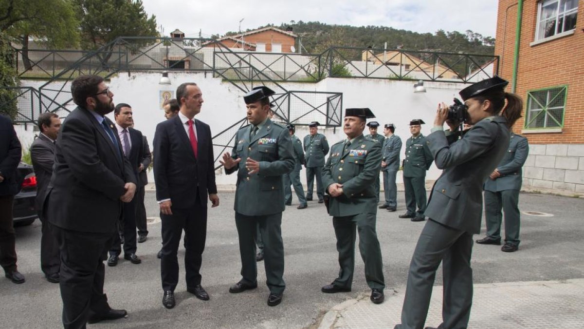 El presidente de la Diputación de Ávila, Jesús Manuel Sánchez Cabrera, y el secretario de Estado de Seguridad, Francisco Martínez, visitan el cuartel de la Guardia Civil de El Barraco-ICAL