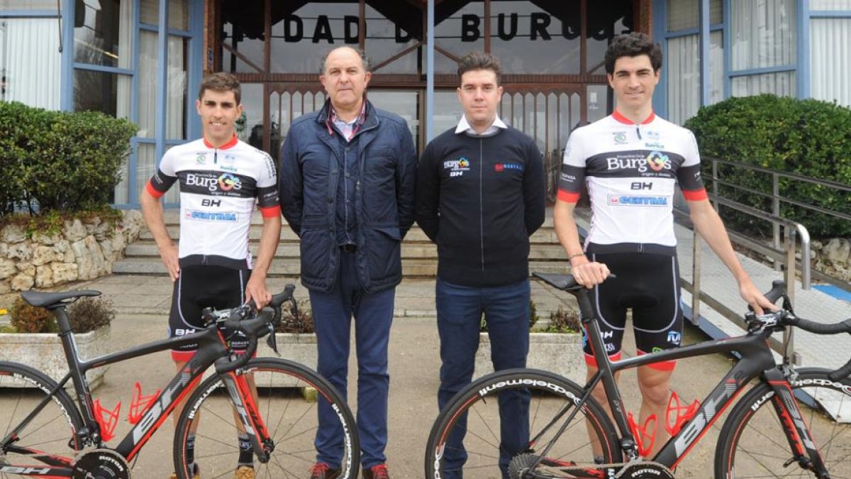 Ibai Salas y Jorge Cubero presentaron ayer la nueva equipación del Burgos BH para la temporada 2016-Israel L. Murillo