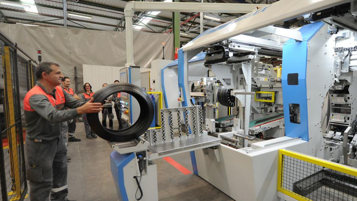 Un trabajador de Bridgestone sujeta una cubierta.