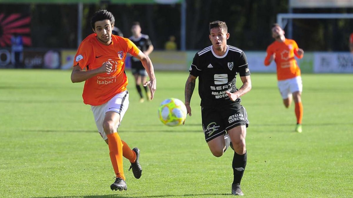Óscar Vázquez (izquierda) no podrá jugar el duelo ante el Real Burgos por acumulación de amonestaciones.-ISRAEL L. MURILLO