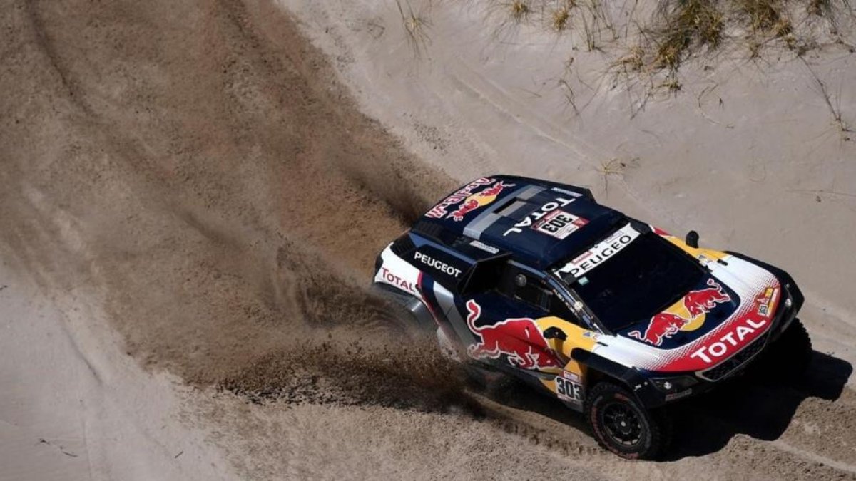 Carlos Sainz (Peugeot), lider del Dakar, en la etapa de hoy entre Belén y Chilecito, en Argentina.-AFP / FRANCK FIFE